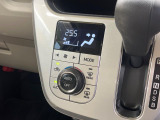 【オートエアコン】一度お好みの温度に設定すれば、車内の温度を検知し風量や温度を自動で調整。暑い&hellip;寒い&hellip;と何度もスイッチ操作をする必要はありません。快適な車内空間には必須の機能ですね♪