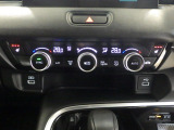オートエアコンは左右席で独立温度コントロールが可能です。シートヒーター付きで、冷えた車内でもスイッチを押せば数秒で座面と背もたれがあたたかくなります。