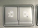 【両側パワースライドドア】スマートキーや運転席のスイッチで後席両側スライドドアの開閉が可能♪電動だから力を入れてドアを開ける必要が無く、小さなお子様でも簡単に開け閉めでき快適です♪