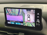 【マルチビューカメラシステム】専用のカメラにより、上から見下ろしたような視点で360度クルマの周囲を確認することができます☆死角部分も確認しやすく、狭い場所での切り返しや駐車もスムーズに行えます。