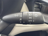 【オートライト(AUTO)】外の明るさをシステムが感知して、自動でヘッドライトが点灯します。ヘッドライトをつけ忘れを防ぐ便利機能です。