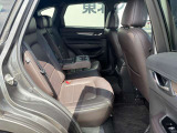 大切な友人を招きたくなる、落ち着きのある快適な後部座席です。A calm and cozy rear seat perfect for your friends.