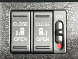 【両側パワースライドドア】スマートキーや運転席のスイッチで後席両側スライドドアの開閉が可能♪電動だから力を入れてドアを開ける必要が無く、小さなお子様でも簡単に開け閉めでき快適です♪