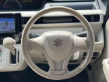 インテリアに合わせたデザインのステアリングは、運転される方のことも考え、運転しやすい形状、大きさです。是非一度、実際に触ってお確かめください。