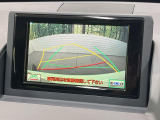 【バックカメラ】駐車時に後方がリアルタイム映像で確認できます。大型商業施設や立体駐車場での駐車時や、夜間のバック時に大活躍!運転スキルに関わらず、今や必須となった装備のひとつです!
