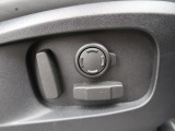 ◆パワーシート『電動パワーシートですので運転中のシート調節も安全に行えます。微調整も可能ですのであなただけのドライビングポジションを実現します。』
