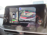 車を上から見下ろしているかのような映像で周囲の状況を確認できるアラウンドビューモニター。狭い駐車場や駐車が苦手な方でも安心。