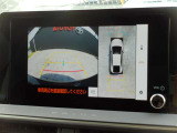 パノラミックビューモニター付きです。車両を上から見たような映像をディスプレイオーディオ画面に表示。運転席からの目視だけでは見にくい、車両周辺の状況をリアルタイムでしっかり確認できます。