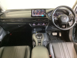 ドライバーを包み込むように、ディスプレーやスイッチ、コンソールを配置。座った瞬間から運転への期待が。空間そのものの心地よさにこだわっています。