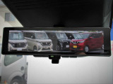 後席に同乗者がいる際の後方視界を確保するスマートルームミラーです。 もちろん電源オフ時には通常のルームミラーとして利用できます。