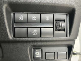 両側オートスライドドアです♪運転席のボタンやキーのボタンでも開閉できます!手荷物がいっぱいの時でも簡単にドアの開け閉めができるのでとっても便利です♪