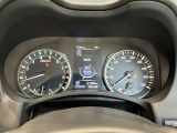 さすがスカイラインのメーターはアナログ指針式メータです。かっこいいですね!中央には車両情報などの表示機能が装備されています。