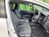 運転席まわりには十分なスペースがあり、大柄な方でもゆったり運転していただける環境です。