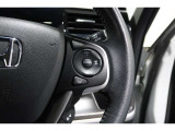 Hondaセンシングの機能のひとつ、アダプティブクルーズコントロール付!アクセルから足を離しても設定したスピードと前車との車間を保ち走行してくれます!車線維持もアシスト☆高速道路で疲労軽減ですね☆