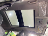 【パノラマルーフ】大型のガラスルーフ搭載で車内の解放感が一気にアップ!開放的なドライブをお楽しみいただけます。