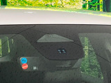 【ホンダセンシング】走行中に前方の車両等を認識し、衝突しそうな時は警報とブレーキで衝突回避と被害軽減をアシスト。より安全にドライブをお楽しみいただけます。