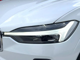 【LEDヘッドライト】ハイビームを先行車や対向車にあてず、その両サイドではハイビーム照射を維持。見える範囲が段違いに広くなりました。北欧神話に登場するトールハンマーをモチーフにデザイン。