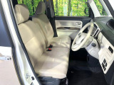 運転席まわりには十分なスペースがあり、大柄な方でもゆったり運転していただける環境です。