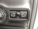 運転席から左右どちらのスライドドアも操作できる電動スイッチを装備。乗り降りの補助や荷物の出し入れ時にも使いやすく、操作性に配慮された装備です。