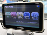 社外ポータブルナビ装着。ワンセグTVや音楽再生機能も搭載しており、ドライブ中も快適にお過ごしいただけます。