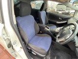 運転席まわりには十分なスペースがあり、大柄な方でもゆったり運転していただける環境です。
