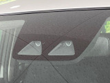 【スマートアシスト】走行中に前方の車両等を認識し、衝突しそうな時は警報とブレーキで衝突回避と被害軽減をアシスト。より安全にドライブをお楽しみいただけます。