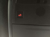 エアバッグ作動時や後突時、もしくは車内のSOSボタンを押した際に緊急通報オペレーターに連携し、救急・警察を手配します。更にオペレーターにも連携、お客様のご要望に応じてロードサービスの手配を行います。