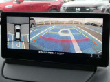 360&deg;ビューモニターは、車両周囲の状況をモニターで確認できる安全装備です。駐車時や狭い場所での運転時に役立ち、運転に不慣れな方でも安心して操作できるようにサポートしてくれます。