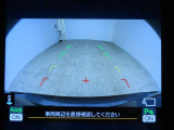■リヤビューカメラの映像です。ステアリング連動ガイドラインが、後退時の予想進路を表示し、運転のサポートを致します。