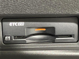 【ETC】有料道路を利用する際に料金所で停止することなく通過できる、ETC車載器(ノンストップ自動料金収受システム機器)が装備されています。セットアップを行うことで利用可能になります。