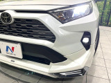 【LEDヘッドライト】悪天候や夜間走行時も良好な視界を確保し安心して運転できる高輝度LEDヘッドライトを装備!点灯速度が早く、消費電力も抑えられています。