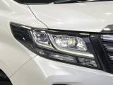 【LEDヘッドライト】悪天候や夜間走行時も良好な視界を確保し安心して運転できる高輝度LEDヘッドライトを装備!点灯速度が早く、消費電力も抑えられています。