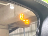 【ブラインドスポットモニタリング】走行中、ドアミラーの死角になりやすい箇所に後続車が接近するとサイドミラー付近に警告を表示、ドライバーに注意喚起をしてくれます。