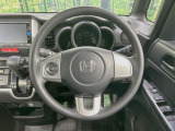 インテリアに合わせたデザインのステアリングは、運転される方のことも考え、運転しやすい形状、大きさです。是非一度、実際に触ってお確かめください。