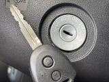 【キーレス】少し離れた場所からでもボタン一つでドアの開錠・施錠ができるのでとっても便利!ドアの鍵穴周りに傷をつけることもありません♪
