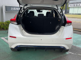 ラゲッジルーム下にエアポンプ・パンク修理剤・車載工具などがあります。