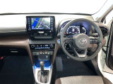 運転席周りのレイアウトをご覧ください。ナビゲーションが綺麗に装着されすっきり収まってますね!