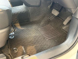 運転席フロアマットです。使用感はありますが、比較的綺麗な状態です。