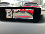 360&deg;ビューモニターでは、両サイドとフロント、バックカメラの合成で、あたかも上空から見下ろした様に周囲を確認して頂けます。駐車場だけでなく、T字路等でも活躍のアイテムです!