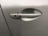 キーをポケットに入れたままでもドアのロック&アンロックができ、雨の日や、荷物の多い日に大活躍!