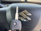 【キーレス】少し離れた場所からでもボタン一つでドアの開錠・施錠ができるのでとっても便利!ドアの鍵穴周りに傷をつけることもありません♪