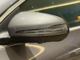 納車前整備は、メルセデスベンツ国際認定メカニックによる最新の検査ライン等の施設が充実した当社工場で入念に行います。メルセデス・ベンツの定める厳しい基準をクリアしたお車のみをご案内させて頂きます。