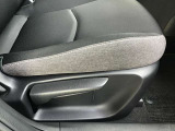 運転席シートリフター!ご自分の好きなシートポジションが取れるので運転が楽しくなりますし疲れにくいです。