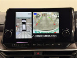 【アラウンドビューモニター】自車周辺をぐるりと俯瞰できるカメラで危険を察知。上空からの映像で自動車や障害物の位置が詳細に確認できるので、狭い駐車場でも安心して駐車できますね。