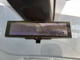 スマート・ルームミラー:車両後方のカメラ映像をミラー面に映し出すので、車内の状況や、天候などに影響されずいつでもクリアな後方視界が得られます。
