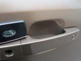 【キーレスエントリー】バッグやポケットからキーを取り出すことなく車にアクセスして、ロックとアラームを設定できます。 毎日の利便性をさらに高める機能です。