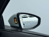 ●アウディサイドアシスト『後方の死角を並走する車両を検知しドアミラーの内側のLEDが点灯。ドライバーに注意を促し事故を未然に防ぐシステムです。』