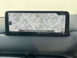 お手元のスマートフォンと接続して頂く事で使用可能な「Apple CarPlay/Android Auto」電話の応答は勿論、メッセージの受信やLINE、音楽接続からナビアプリの使用まで幅広く活躍致します。