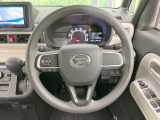 インテリアに合わせたデザインのステアリングは、運転される方のことも考え、運転しやすい形状、大きさです。是非一度、実際に触ってお確かめください。