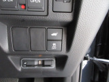 パワーテールゲートの開閉、横滑りを防ぐVSA等のスイッチ類は運転席の右側、手の届きやすい位置にあります。